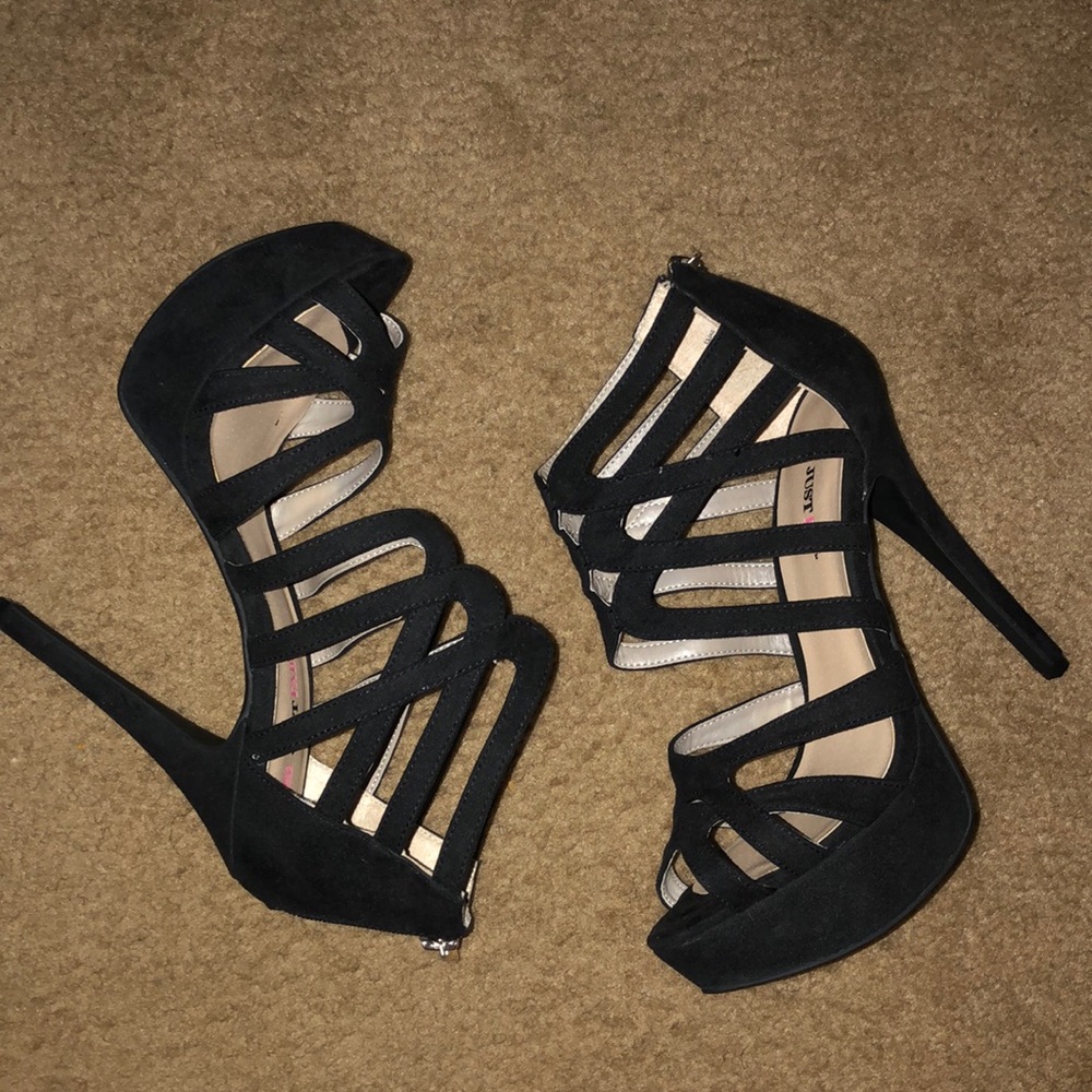 Black strappy heel!